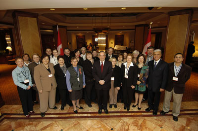 L'honorable Tony Ianno, ministre d'tat (Famille et Aidants naturels), est entour d'intervenants cls et d'aidants naturels lors de la table ronde de consultation de l'Ontario sur les aidants naturels.