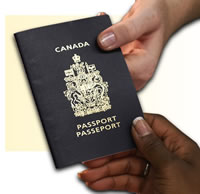 Nouveau passeport tenu  la main