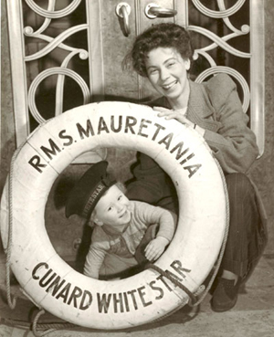 Billy Hitchon et sa mère à bord du Mauretania, le 5 février 1946