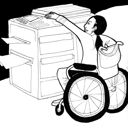 Un homme dans un fauteuil roulant grimace en tentant d'accéder aux touches d'un photocopieur lesquelles sont trop élevées et trop loin derrière.