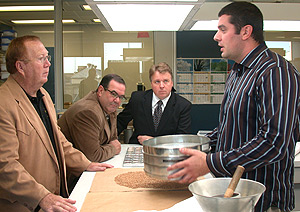 Deux dputs  l'Assemble lgislative du Manitoba visitent la Commission canadienne des grains - Le 25 octobre 2005.