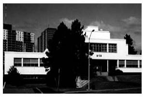 Photo en noir et blanc de l'édifice M-59 du CNRC.
