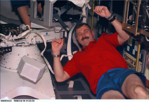 L'astronaute de l'ASC Dave Williams fait une pause entre deux expriences de Neurolab durant la mission STS-90.