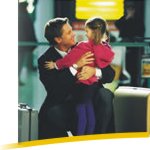 Père et fille dans un aéroport