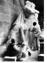 Des sculpteurs franais travaillant 'la Brisure de l'pe'. CWM 19770315-018