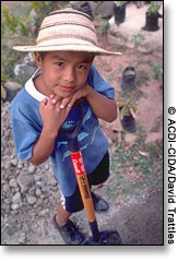 A little boy leans on a shovel
ACDI-CIDA/David Trattles