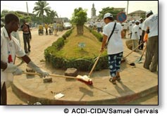 Waste collectors clean up the city of Cotonou.
 ACDI-CIDA/Samuel Gervais