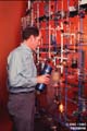 M. Bruce E. Taylor (chercheur scientifique en gologie isotopique) extrait de l'eau d'un chantillon de minral pour l'analyse des isotopes de l'hydrogne. La procdure exige environ 35 minutes. L'analyse isotopique fournit de l'information relative  l'origine du minral (CGC, Ottawa(Ontario)).