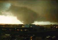 La tornade qui s'est abattue sur Edmonton en 1987 a touch terre  6 reprises, tuant 27 personnes et causant des dommages  la proprit qui ont totalis plus de 250 millions de dollars. (Robert den Hartigh)