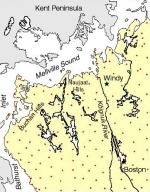 Emplacement de la zone  l'tude dans le nord-est de la Province des Esclaves (zone en jaune). Principaux lments physiographiques et emplacement des 169 stations (points rouges) qui incluent 95 lieux d'chantillonnage de till et de cailloux.