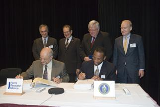 Signing the Fermilab M&O contract