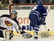 Darcy Tucker scores easily on Kari Lehtonen in Monday's 4-2 Leafs win. 
