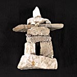 Photo d'un inukshuk, structure de roches symbolique et fonctionnel des Inuits