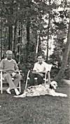 Photo montrant Glenn Gould et son professeur de piano Alberto Guerrero, assis ? l'extrieur avec le chien de Glenn, au chalet familial du lac Simcoe, vers 1943
