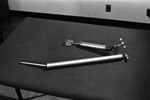 Photo de l'instrument invent par Norman Bethune servant  lever et carter les omoplates, vers 1966