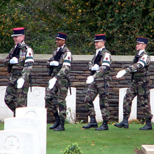 Entrée des troupes françaises dans le cimetière canadien no 2 au site du Monument commémoratif du Canada à Vimy pour aller prendre place avant le début des cérémonies.