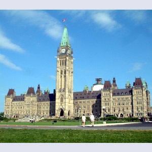 Érigée de 1919 à 1927, la tour de la Paix du Canada est située dans l'édifice du Centre du Parlement. La tour de la Paix rend hommage aux soldats canadiens qui ont sacrifié leur vie durant la Première Guerre mondiale. 