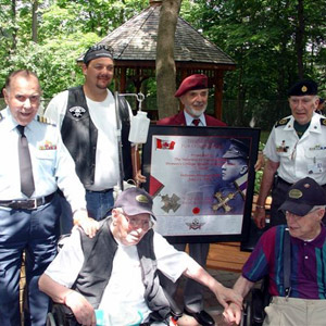 M. Jan de Vries, ancien combattant du jour J, est photographié en compagnie d'un motocycliste et de plusieurs anciens combattants après la 2005 Veterans' Honour Ride . 