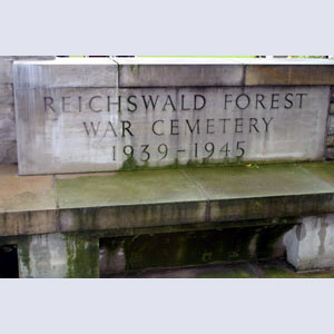 Le nom du Cimetière de guerre de la forêt de Reichswald est gravé dans la pierre. En ce lieu, se trouvent 706 pierres tombales de l'ARC et une pierre tombale à la mémoire d'un soldat canadien.