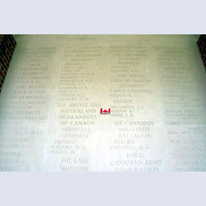 Un drapeau canadien parmi les noms des Canadiens tombés au combat et enterrés au Cimetière de guerre canadien de Groesbeek.