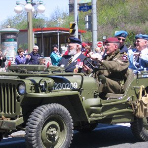 Ottawa - Défilé du Jour de la Victoire en Europe - Des anciens combattants prennent part au défilé dans un jeep d'époque.