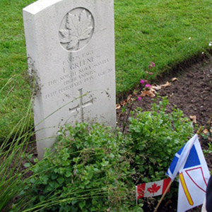 Un petit drapeau de Terre-Neuve indique le lieu de sépulture du Terre-Neuvien Eric Greene, au Cimetière de guerre canadien de Groesbeek.