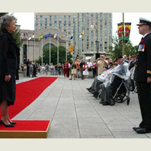 La très honorable Adrienne Clarkson, Commandant en chef des Forces canadiennes, est accueillie par le Lgén Marc Dumais, pendant l'inspection des troupes, laquelle donne le coup d'envoi aux célébrations visant à commémorer le 60e anniversaire de la Victoire en Extrême-Orient.