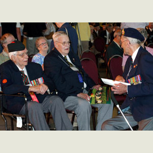 Les anciens combattants Ron Claricoates, du Royal Rifles of Canada, et John Gibbs s'entretiennent avec un confrère avant la cérémonie d'ouverture des célébrations marquant la Victoire en Extrême-Orient, qui se déroulait au Musée canadien de la guerre. 