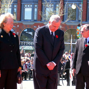 Le premier ministre Paul Martin, accompagné de madame Martin et de Terry Tobin, directeur du Canada se souvient à Ottawa, s'arrêtent devant le Monument commémoratif de guerre du Canada.