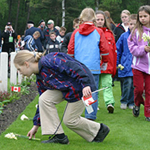Une écolière des Pays-Bas dépose une fleur sur la tombe d'un soldat canadien, au Cimetière de guerre canadien de Holten, le 4 mai 2005.
