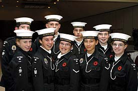 Des membres des Lanark Sea Cadets, le Corps royal canadien Larnark des cadets de la Marine de Carleton Place, en Ontario. Chacun a accompagné un ancien combattant dans la salle obscure où allait se dérouler la Cérémonie à la chandelle, à Ottawa