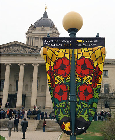 Une bannière de l'Année de l'ancien combattant est accrochée à la législature du Manitoba pour la parade et la cérémonie du Jour de la Victoire en Europe, le 8 mai 2005.