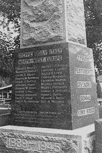 Le Monument commémoratif de guerre des Six-Nations-Mississauga dans le Parc des anciens combattants à Ohsweken, en Ontario, rappelle la mémoire de membres de la réserve morts au cours de la guerre et rend hommage à ceux qui ont servi et survécu.