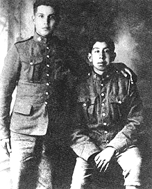 Joseph Bomberry (à gauche) et George Buck, de la réserve de Six-Nations des Grand River, comptaient parmi les quelque 4 000 Indiens canadiens qui quittèrent leur foyer pour se joindre au Corps expéditionnaire canadien pendant le Grande Guerre. (Woodland Cultural Centre)