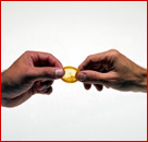 Photo de deux mains tenant un condom