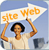 Femme tenant une pancarte en forme de flche portant l'inscription Web site (site Web)