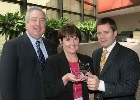Ian Wilson et Ken Cochrane en compagnie de Lynda Morrissey, laurate du prix Reconnaissance de la collectivit de la GI dans la catgorie Dveloppement de la communaut. 