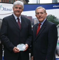 Bob Chiarelli, Mayor of Ottawa, presenting Minister Cannon with a Travelwise award.