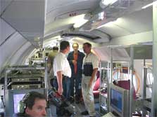 des spcialistes des ouragans parlent de l'ouragan Isabel avec une quipe de camramen,  bord du Convair-580.