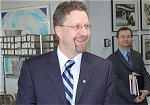 Le ministre Strahl rend visite aux employs de la Commission canadienne des grains  Winnipeg