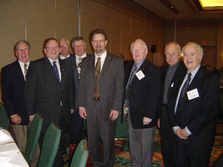 Le 14 fvrier 2006, le ministre de l'Agriculture et de l'Agroalimentaire Chuck Strahl s'est entretenu avec des dlgus participant  la confrence de l'Institut canadien des politiques agroalimentaires (ICPA)  Toronto. On aperoit ici le ministre Strahl en compagnie des membres de l'excutif et du conseil d'administration de l'ICPA. De gauche  droite : Doug Stewart, Gatan Lussier, Ken Knox, Owen McAulay, le ministre Strahl, Garth Coffin (Ph.D.), George Fleischmann (Ph.D.) et Yvan Jacques.