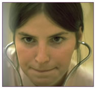 Le visage d'une jeune femme munnie d'un stthoscope fix  ses oreilles