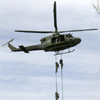 Des membres de la force d'intervention spciale descendant d'un hlicoptre CH-146 Griffon au moyen de cordes de descente rapide