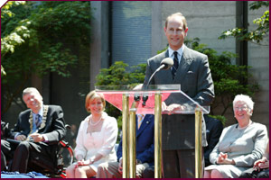 De gauche à droite: Le maire Sam Sullivan, la princesse Edward, le prince Edward et la sénatrice Pat Carney.