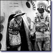 1973 Calgary, AB (PC) Sa Majesté sort d’un tipi d’un village autochtone à Calgary, sous le regard du président de l’Association des Indiens de l'Alberta, Harold Cardinal.