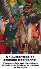 Un Autochtone en costume traditionnel