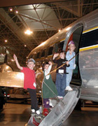 Enfants entrant dans le DC-3