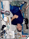 L'astronaute Clayton C. Anderson, mcanicien de bord d'Expedition 15,  l'intrieur de la Station spatiale internationale. (Photo : NASA)