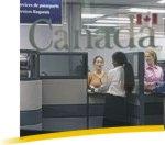 Personnes près d'un comptoir dans un point de service de Passeport Canada
