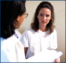 Photo d'une patiente parlant à une professionnelle de la santé